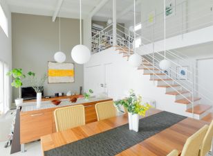 白でデザインされた家具と調和する大開放の家 写真